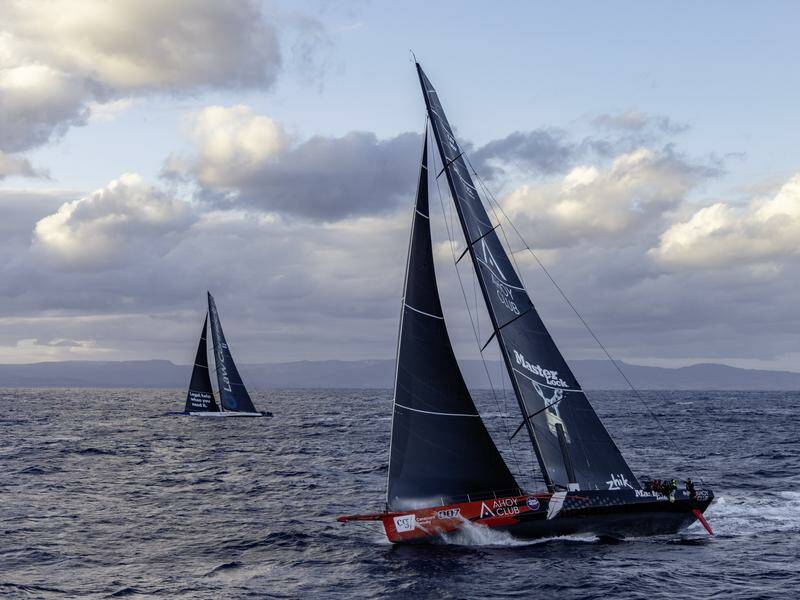 comanche-and-lawconnect-lead-in-challenging-sydney-to-hobart-race