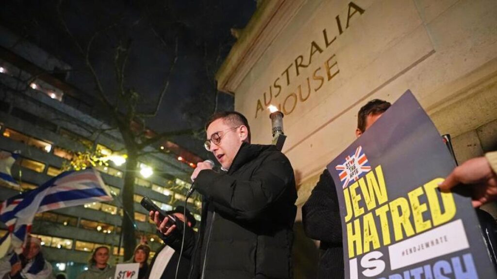 london-vigil-honors-victims-of-bondi-attack-with-unity-and-light