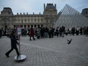 louvre-museum-strike-extended-as-staff-demand-better-conditions