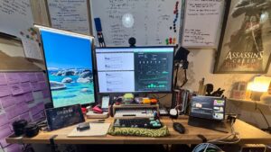malcolm-owen-revamps-workspace-with-innovative-double-keyboard-setup
