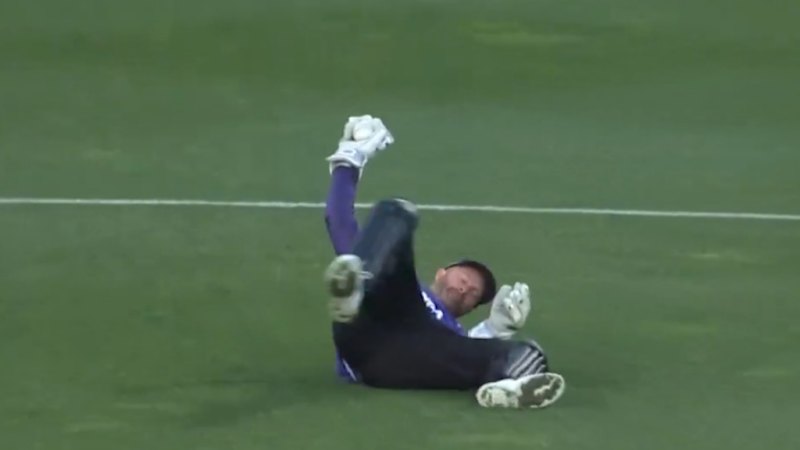 matthew-wade-stuns-fans-with-one-handed-bbl-catch-tonight