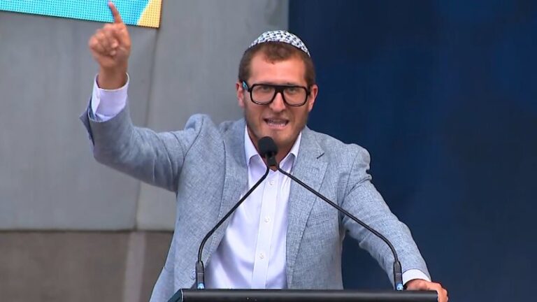 melbourne-celebrates-final-night-of-hanukkah-with-thousands-gathered