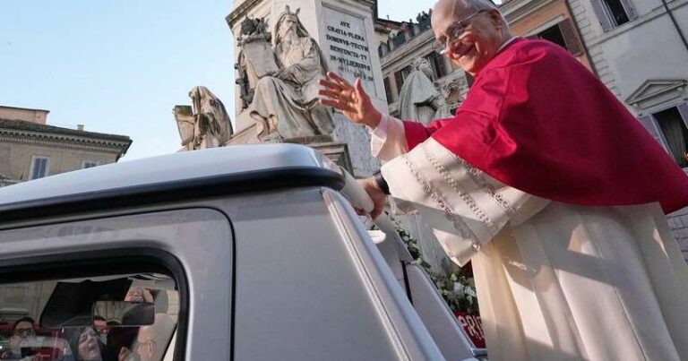 pope-leo-xiv-celebrates-christmas-spirit-at-spanish-steps