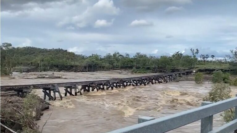 queensland-floods-disrupt-roads-threaten-livestock-urgent-update