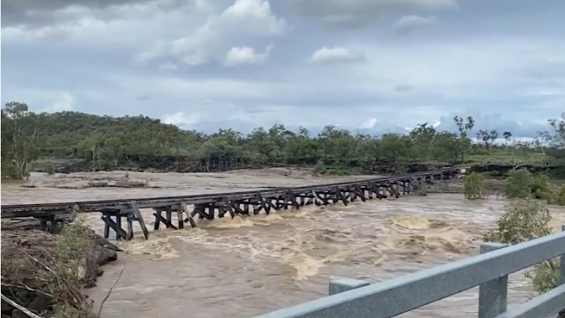 queensland-floods-disrupt-roads-threaten-livestock-urgent-update