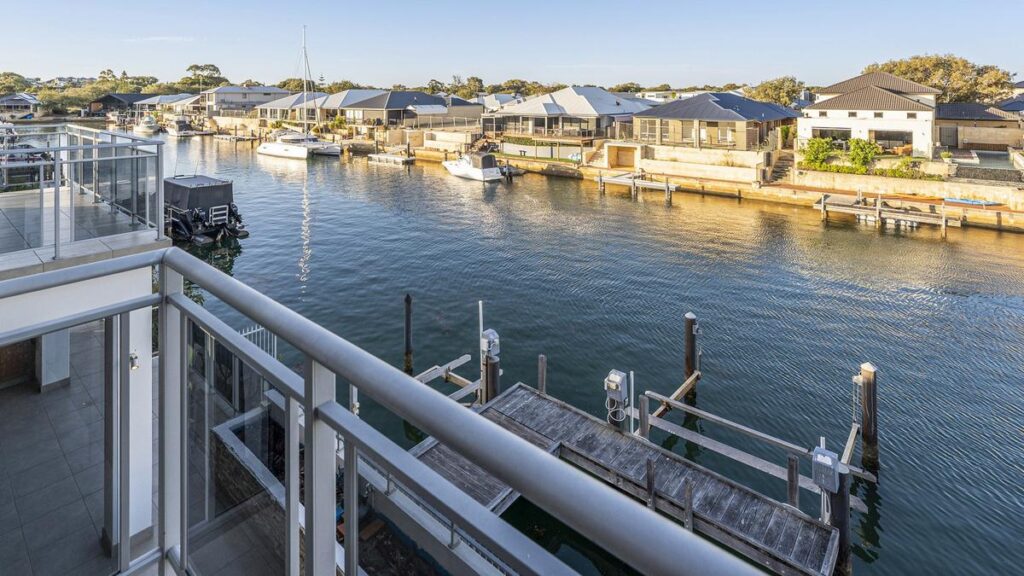 stunning-canal-home-in-wannanup-listed-for-2-8-million