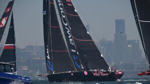 supermaxi-wild-thing-100-retires-from-sydney-to-hobart-race