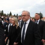 thousands-gather-at-bondi-vigil-as-albanese-faces-jeers