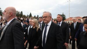 thousands-gather-at-bondi-vigil-as-albanese-faces-jeers