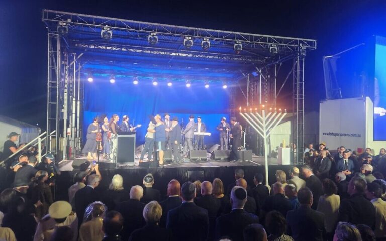 thousands-gather-in-bondi-for-emotional-vigil-after-attack