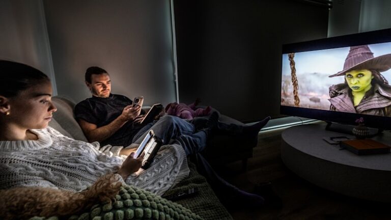 tv-producers-adapt-strategies-to-combat-phone-distractions