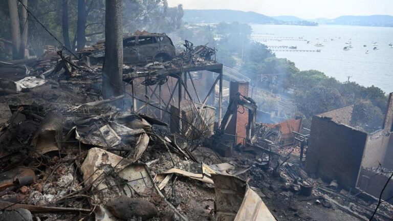 urgent-fire-risk-rises-as-wind-change-threatens-nsw-homes