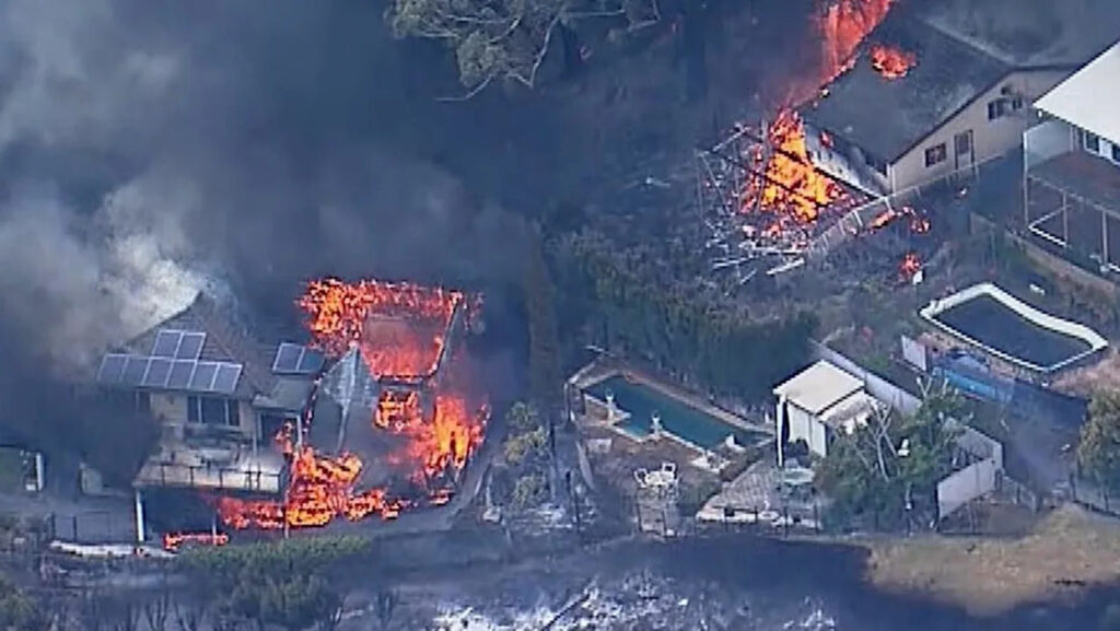 urgent-nsw-fires-rage-on-as-thunderstorms-threaten-homes