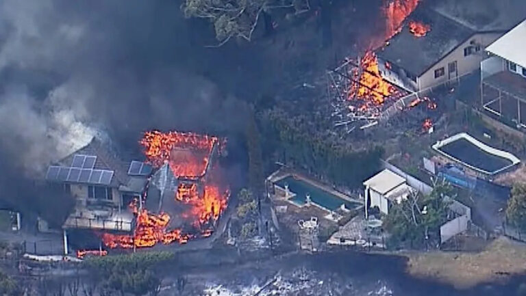 urgent-nsw-fires-rage-on-as-thunderstorms-threaten-homes