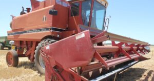 vintage-and-modern-harvesters-showcase-community-crop-in-wongan-hills
