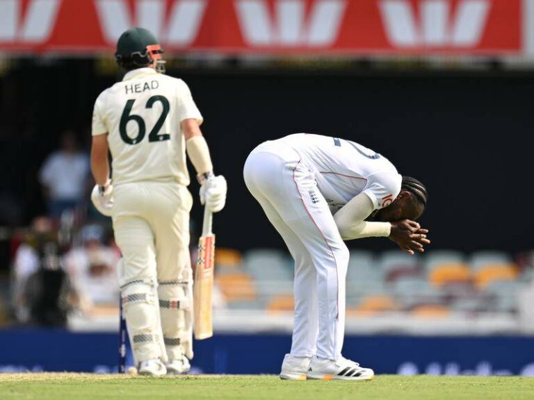 weatherald-offers-support-to-england-after-fielding-errors