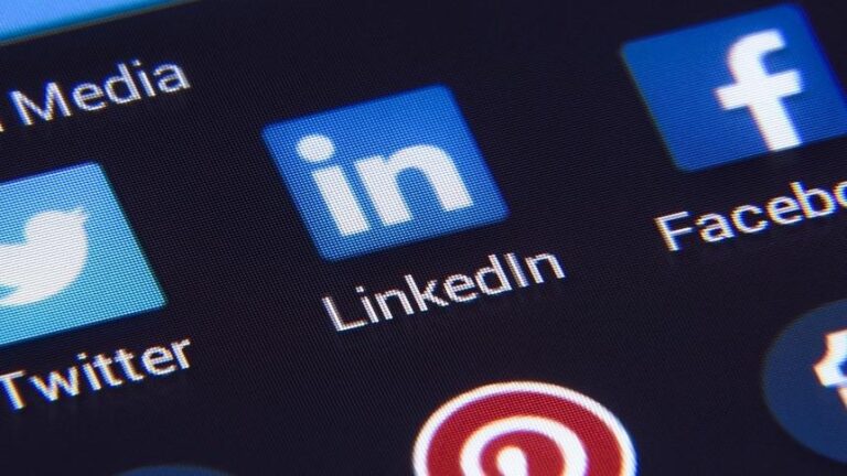 women-surge-on-linkedin-after-gender-profile-experiments