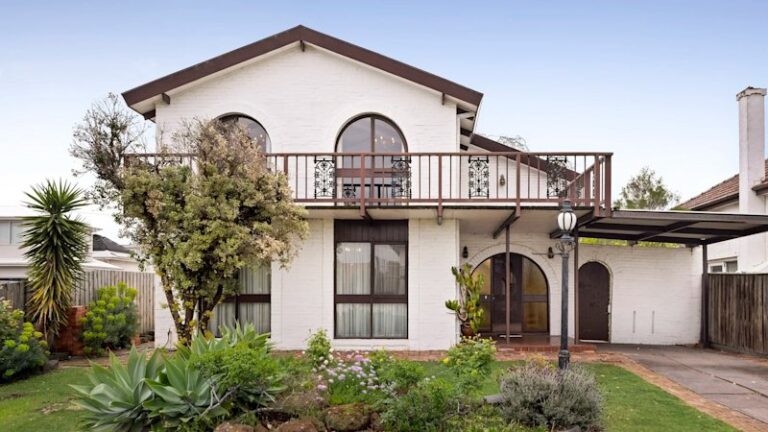 young-family-snags-retro-home-for-2-76m-in-williamstown-auction