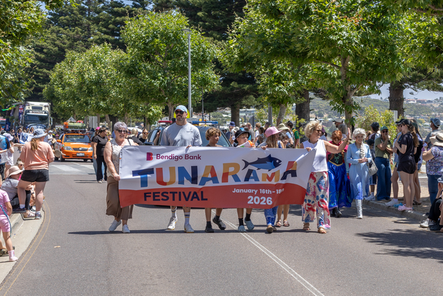 2026-bendigo-bank-tunarama-street-parade-thrills-thousands