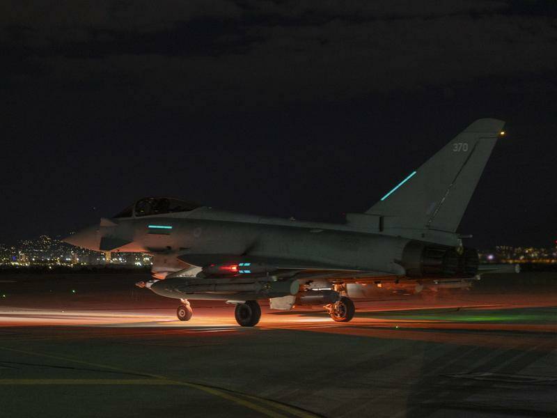 british-and-french-warplanes-target-islamic-state-site-in-syria