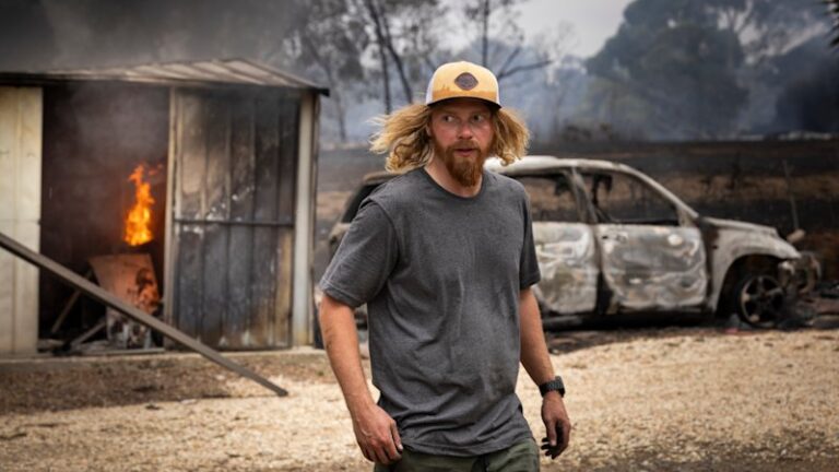 bushfires-rage-in-victoria-as-community-rallies-for-help-