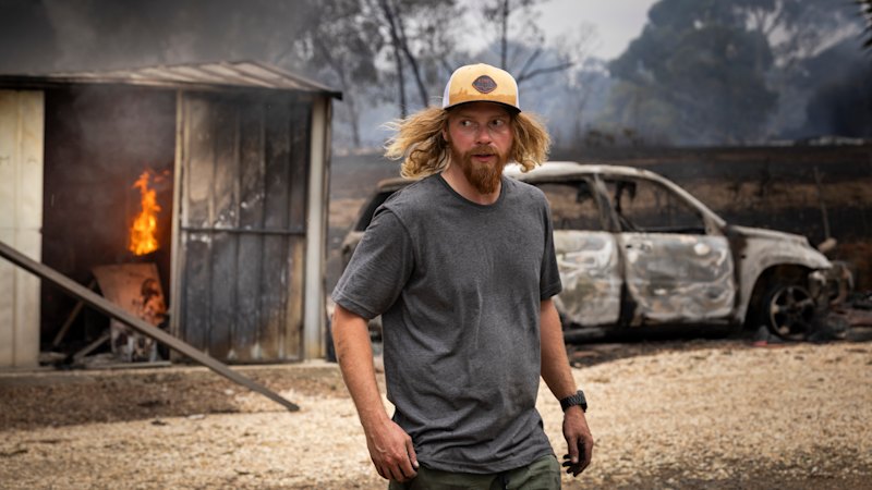 bushfires-rage-in-victoria-as-community-rallies-for-help-