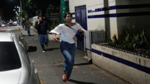 explosions-rock-caracas-as-tensions-escalate-amid-u-s-pressure