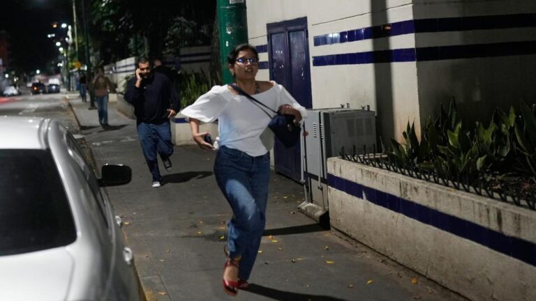 explosions-rock-caracas-as-tensions-escalate-amid-u-s-pressure