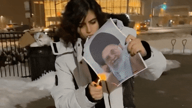 iranian-woman-becomes-global-symbol-of-defiance-amid-protests