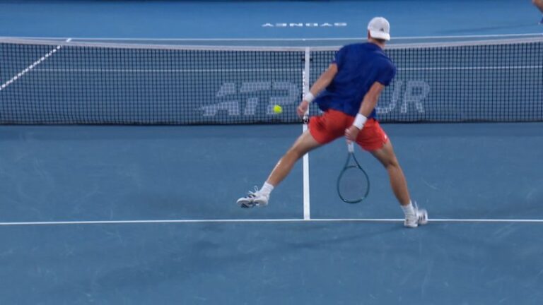 jakub-mensik-stuns-sydney-crowd-with-epic-tweener-shot