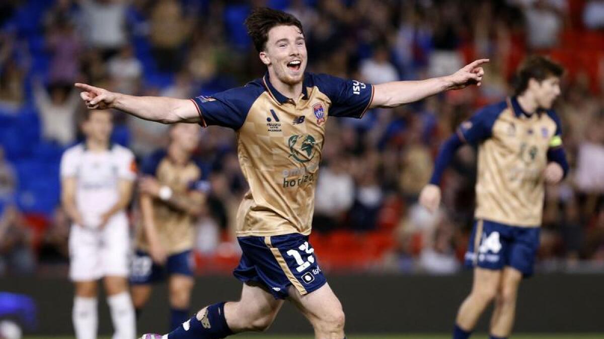 jets-dominate-phoenix-with-4-1-victory-in-alm-clash