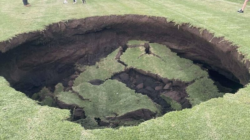 massive-sinkhole-opens-near-north-east-link-tunneling-site