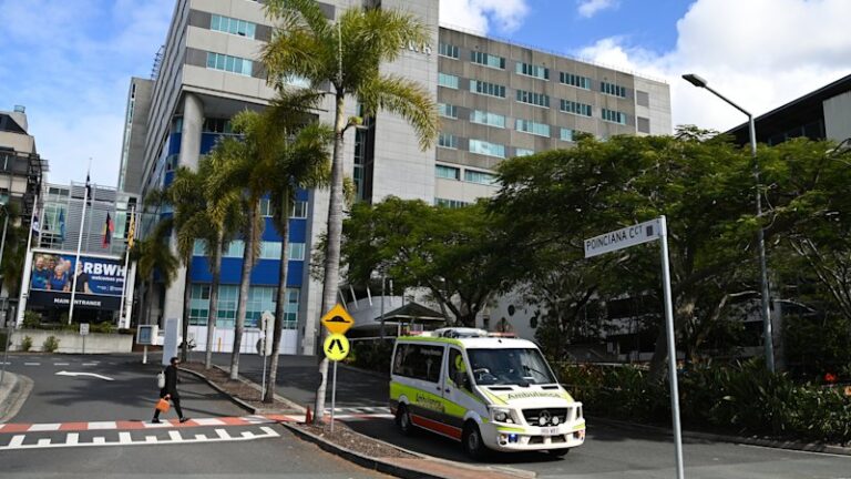 queensland-celebrates-record-doctor-intake-aims-to-strengthen-health-sector