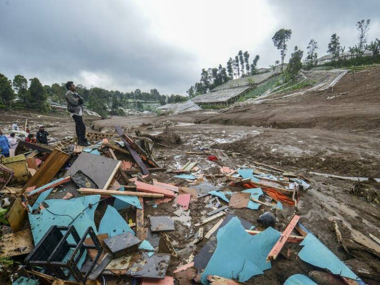 rescuers-search-for-landslide-victims-in-west-java-after-tragic-event