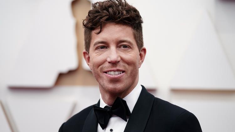 shaun-white-thrills-new-yorkers-with-snowboarding-stunts