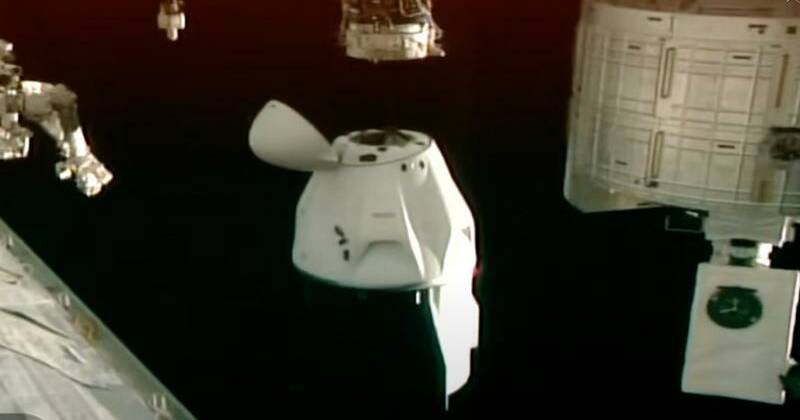spacex-capsule-returns-with-crew-after-medical-emergency