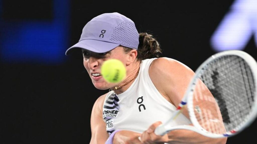 swiatek-overcomes-wardrobe-malfunction-to-advance-at-australian-open