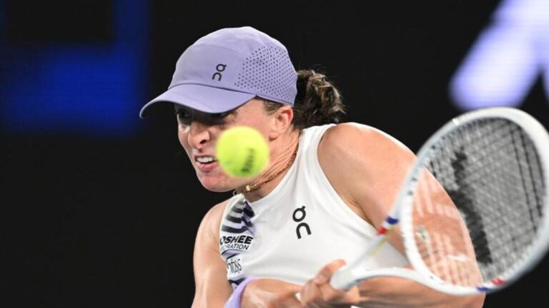 swiatek-overcomes-wardrobe-malfunction-to-advance-at-australian-open