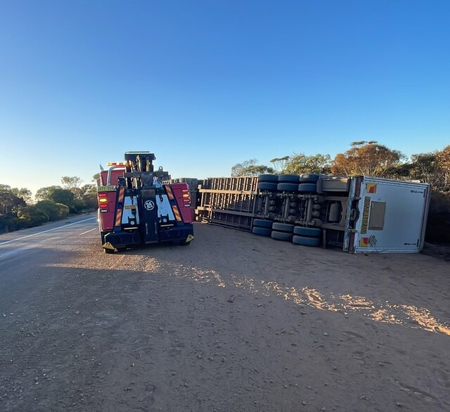 urgent-truck-rollover-closes-road-in-inkerman-major-delays