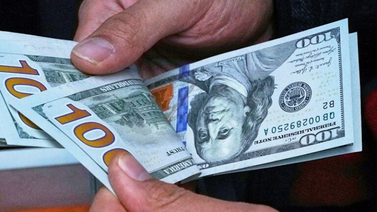 us-dollar-plummets-to-four-year-low-amid-policy-risks