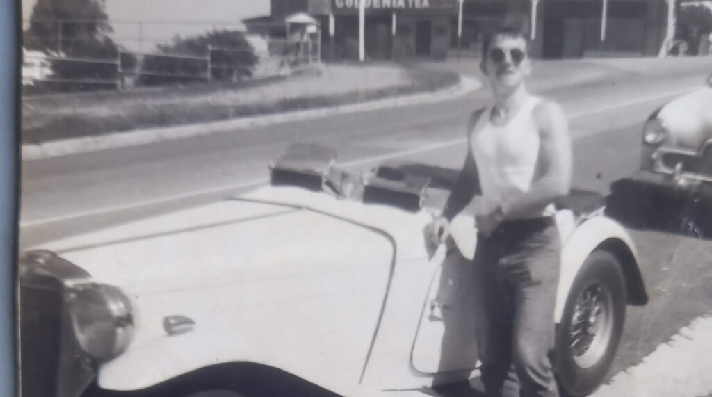 vintage-sports-car-encounter-a-hilarious-snake-tale