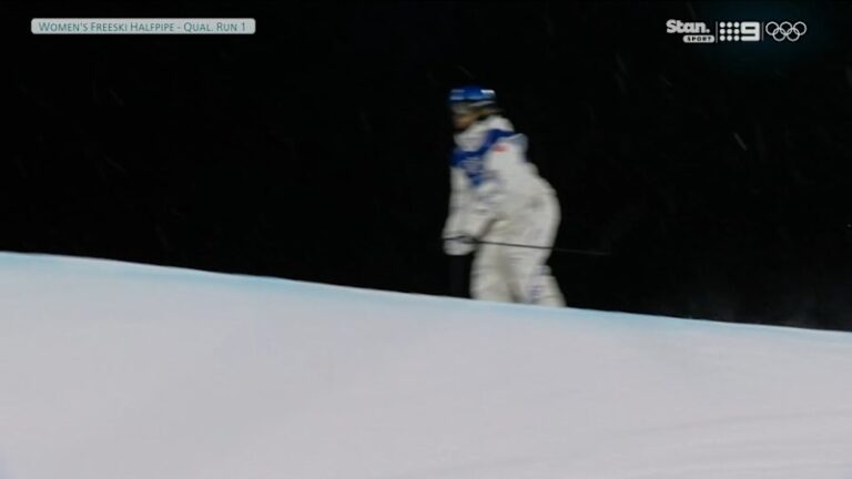 eileen-gu-stumbles-in-halfpipe-qualifying-loses-ski-in-major-mishap