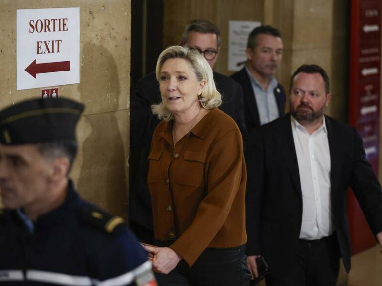 french-prosecutors-pursue-election-ban-for-marine-le-pen