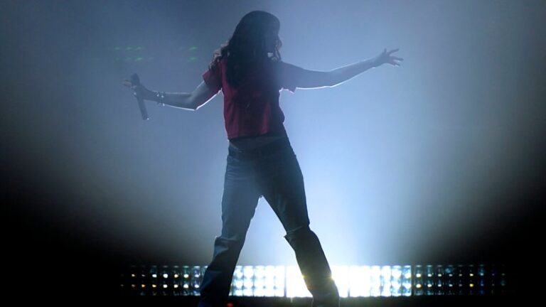 lorde-dazzles-melbourne-with-raw-performance-at-rod-laver-arena