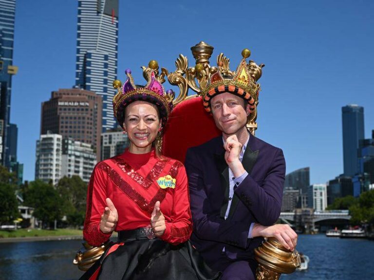 moomba-festival-crowns-sammy-j-and-caterina-mete-as-monarchs