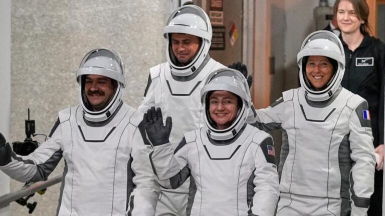 new-astronauts-launch-to-iss-replacing-evacuated-crew