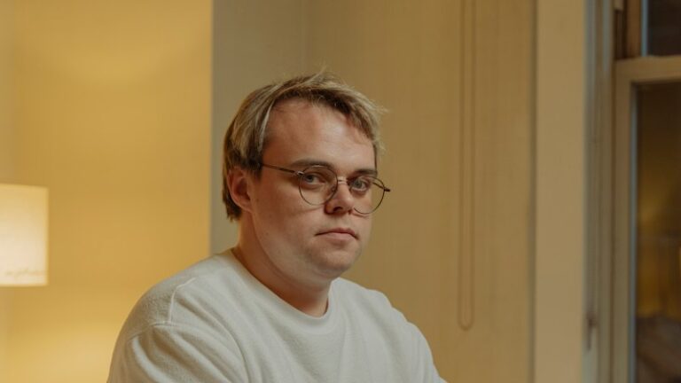 small-town-teacher-documents-propaganda-in-putin-s-russia