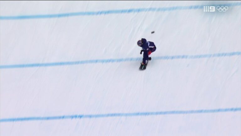 teen-loses-phone-mid-jump-at-women-s-slopestyle-final