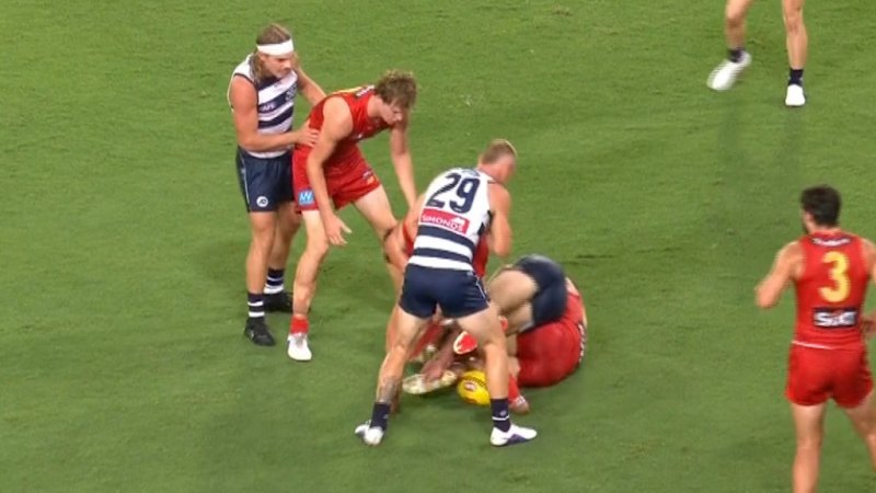 bailey-smith-erupts-at-umpire-following-high-bump-incident