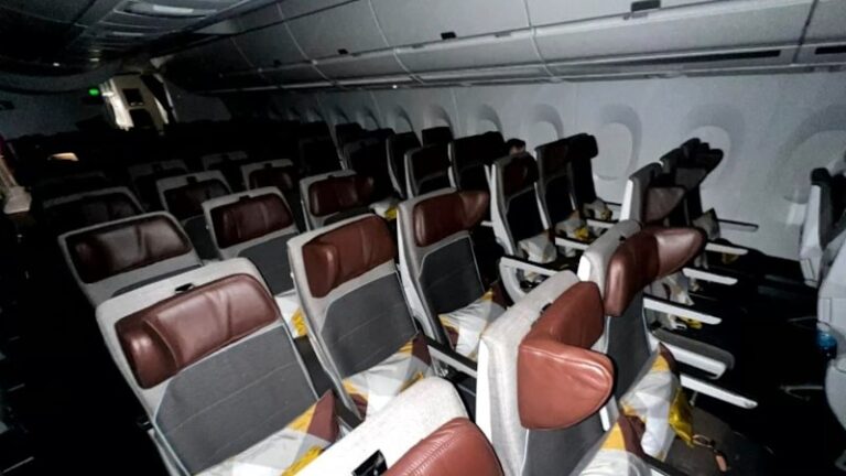 flights-arrive-in-sydney-with-hundreds-of-empty-seats